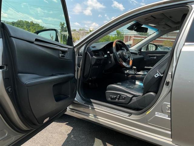 Photo of 2017 Silver Lexus ES 350