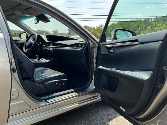 Photo of 2017 Silver Lexus ES 350
