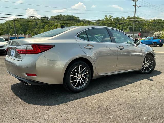 Photo of 2017 Silver Lexus ES 350