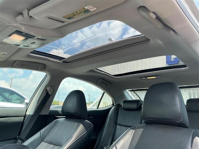 Photo of 2017 Silver Lexus ES 350