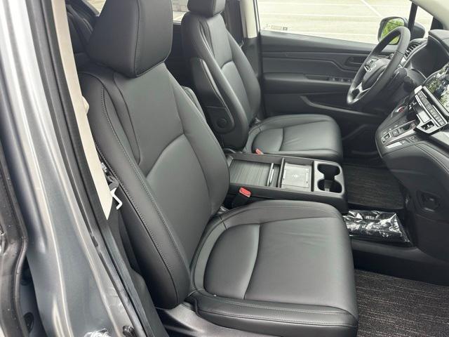 Photo of 2025 Solar Silver Metallic Honda Odyssey