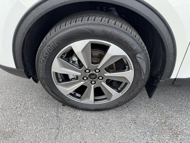 Photo of 2023 Star White Metallic Tri-Coat Ford Escape