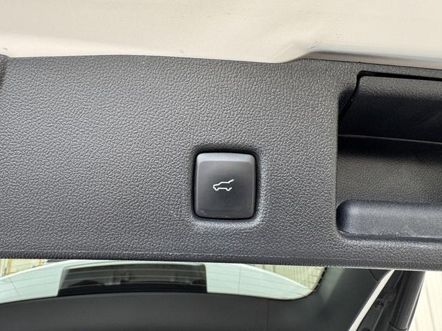 Photo of 2023 Star White Metallic Tri-Coat Ford Escape