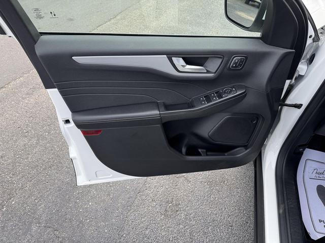 Photo of 2023 Star White Metallic Tri-Coat Ford Escape
