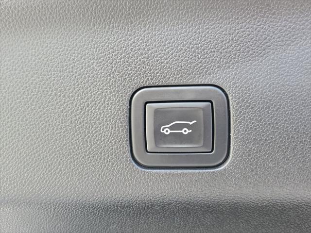 Photo of 2024 White Frost Tricoat GMC Yukon XL