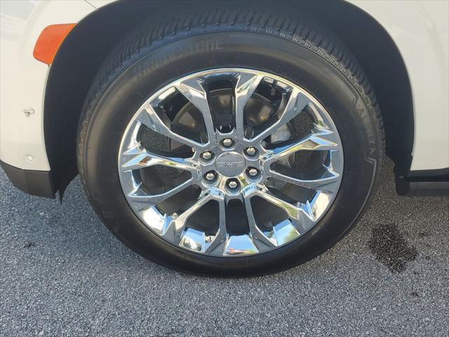 Photo of 2024 White Frost Tricoat GMC Yukon XL