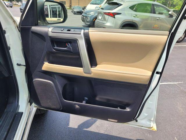 Photo of 2013 White Toyota 4Runner