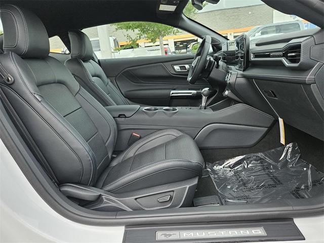 Photo of 2025 OXFORD WHITE Ford Mustang