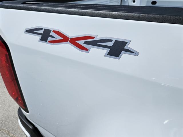 Photo of 2022 Summit White Chevrolet Colorado