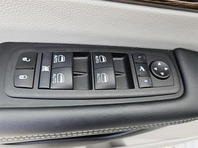 Photo of 2024 Silver Mist Clearcoat Chrysler Pacifica