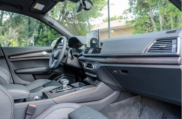 Photo of 2023 Florett Silver Metallic Audi Q5