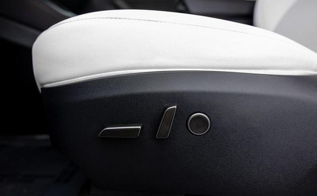 Photo of 2024 Pearl White Multi-Coat Tesla Model Y