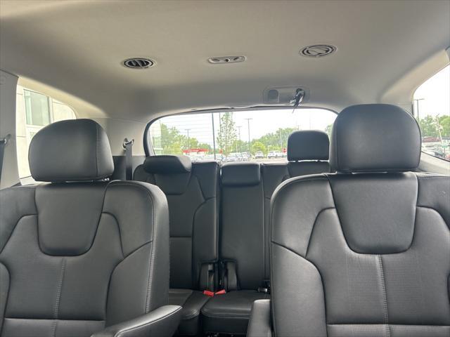 Photo of 2023 Glacial White Pearl Kia Telluride