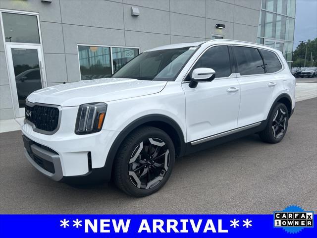 Photo of 2023 Glacial White Pearl Kia Telluride