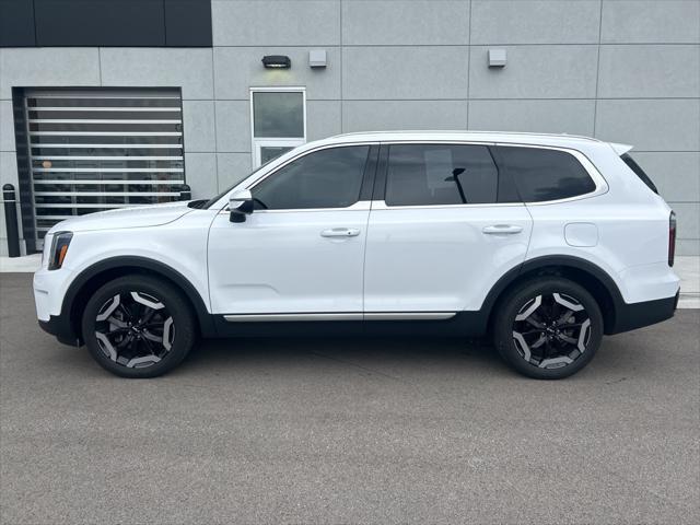 Photo of 2023 Glacial White Pearl Kia Telluride