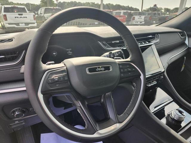 Photo of 2025 Diamond Black Crystal Pearlcoat Jeep Grand Cherokee L