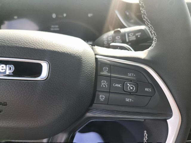 Photo of 2025 Diamond Black Crystal Pearlcoat Jeep Grand Cherokee L