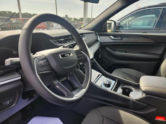 Photo of 2025 Diamond Black Crystal Pearlcoat Jeep Grand Cherokee L