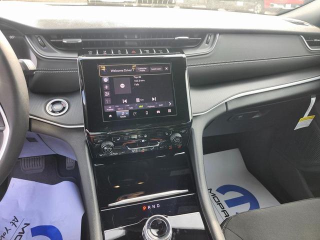 Photo of 2025 Diamond Black Crystal Pearlcoat Jeep Grand Cherokee L