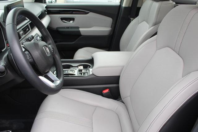 Photo of 2025 Blue Honda Pilot