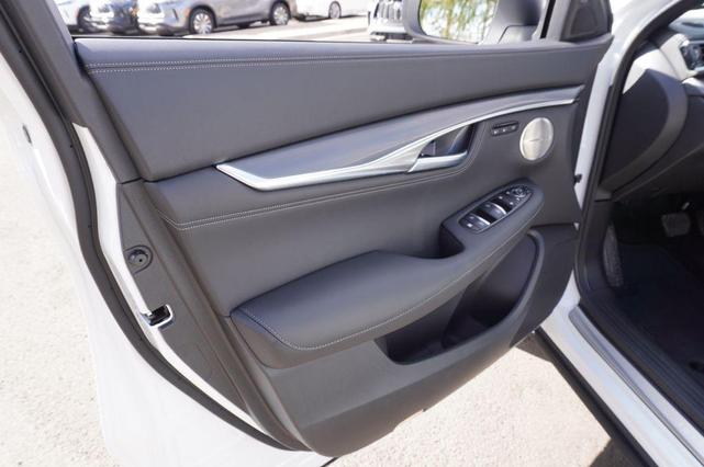 Photo of 2025 Radiant White INFINITI QX55