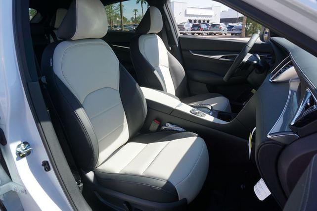 Photo of 2025 Radiant White INFINITI QX55