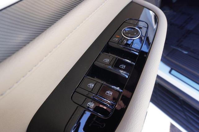 Photo of 2025 Radiant White INFINITI QX80