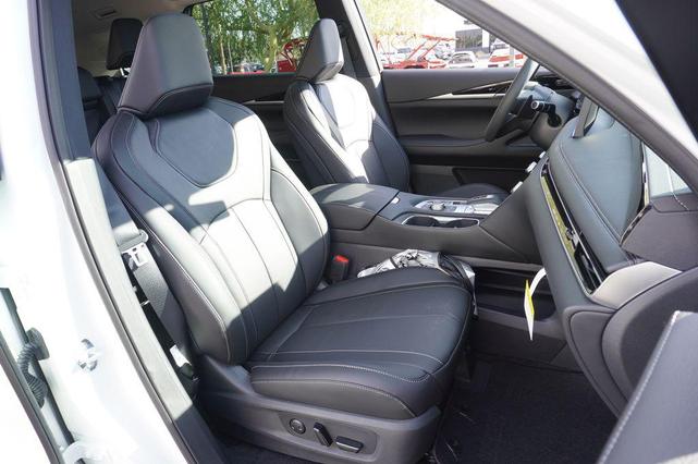 Photo of 2025 Glacier White INFINITI QX60