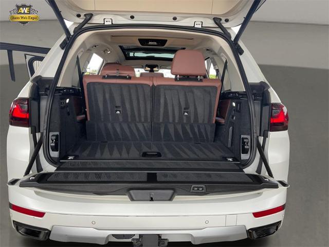 Photo of 2022 Mineral White Metallic BMW X7