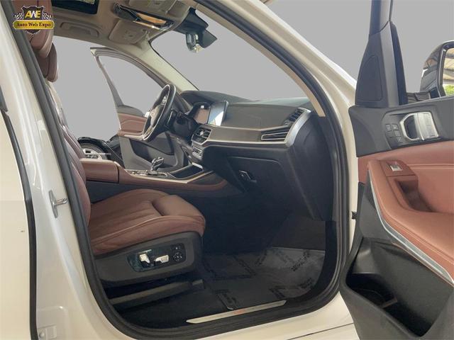 Photo of 2022 Mineral White Metallic BMW X7