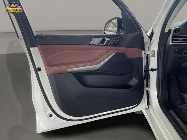 Photo of 2022 Mineral White Metallic BMW X7