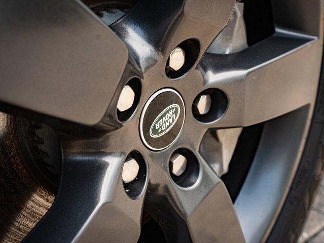 Photo of 2023 Pangea Green Metallic Land Rover Defender
