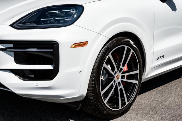 Photo of 2025 Carrara White Metallic Porsche Cayenne