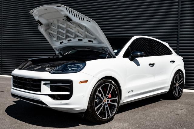 Photo of 2025 Carrara White Metallic Porsche Cayenne