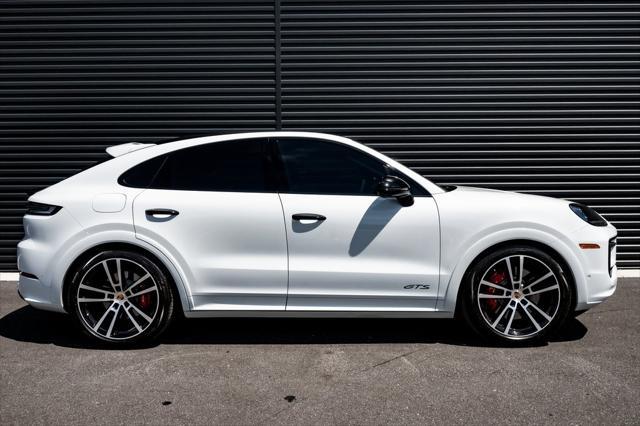 Photo of 2025 Carrara White Metallic Porsche Cayenne