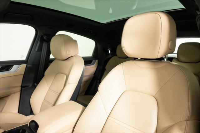 Photo of 2025 Carrara White Metallic Porsche Cayenne