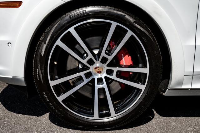 Photo of 2025 Carrara White Metallic Porsche Cayenne