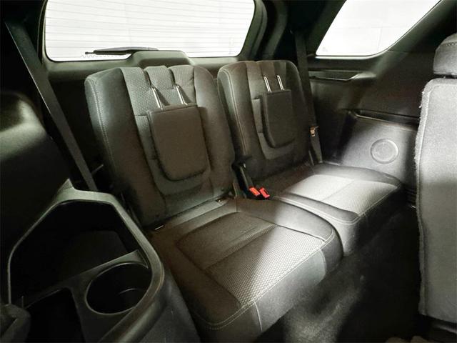 Photo of 2017 White Platinum Metallic Tri-Coat Ford Explorer