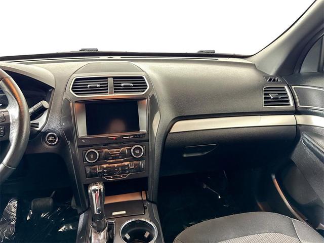 Photo of 2017 White Platinum Metallic Tri-Coat Ford Explorer