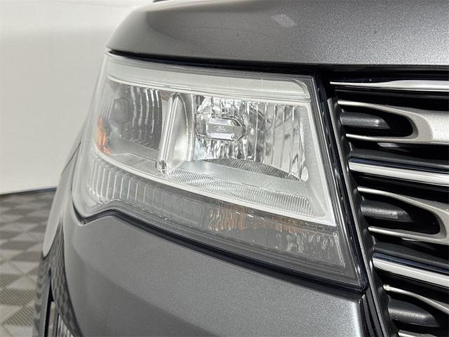 Photo of 2017 White Platinum Metallic Tri-Coat Ford Explorer