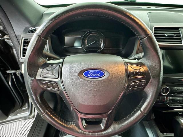 Photo of 2017 White Platinum Metallic Tri-Coat Ford Explorer