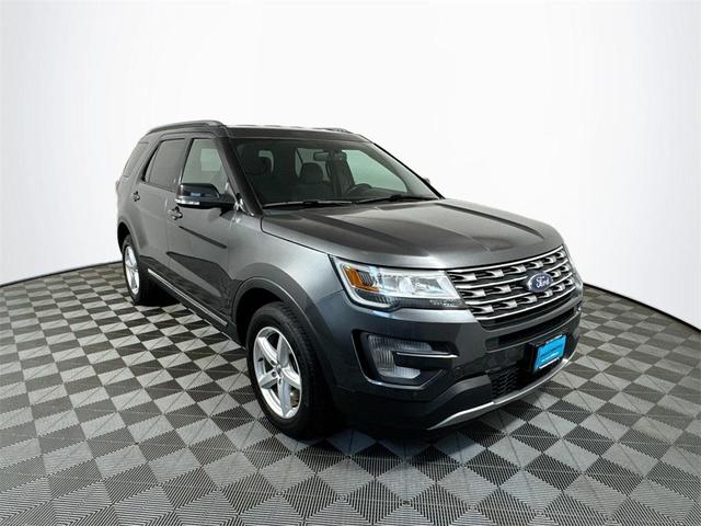 Photo of 2017 White Platinum Metallic Tri-Coat Ford Explorer