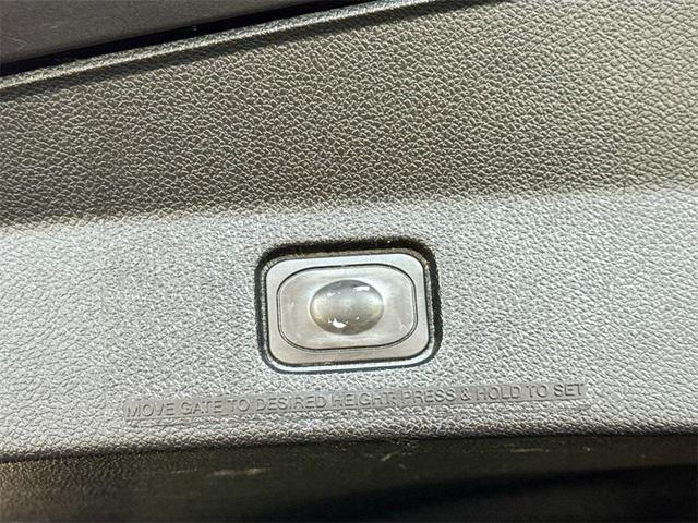 Photo of 2017 White Platinum Metallic Tri-Coat Ford Explorer