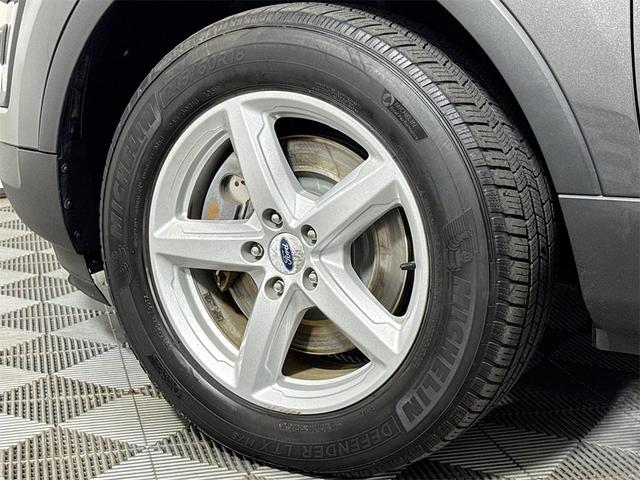 Photo of 2017 White Platinum Metallic Tri-Coat Ford Explorer