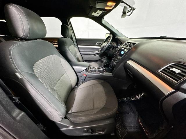 Photo of 2017 White Platinum Metallic Tri-Coat Ford Explorer