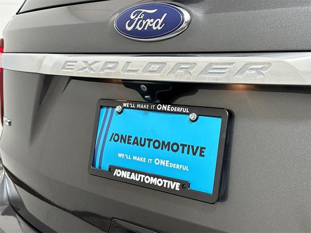 Photo of 2017 White Platinum Metallic Tri-Coat Ford Explorer