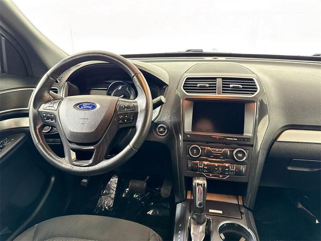 Photo of 2017 White Platinum Metallic Tri-Coat Ford Explorer