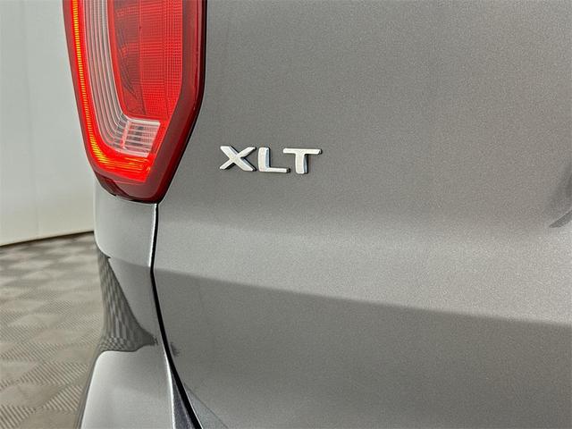 Photo of 2017 White Platinum Metallic Tri-Coat Ford Explorer