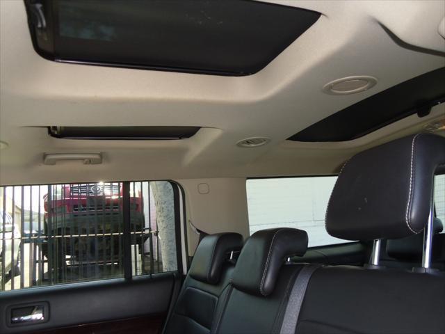 Photo of 2011 White Ford Flex