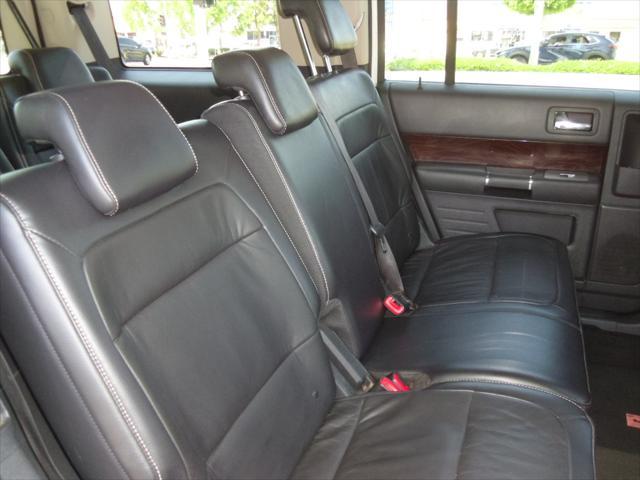 Photo of 2011 White Ford Flex